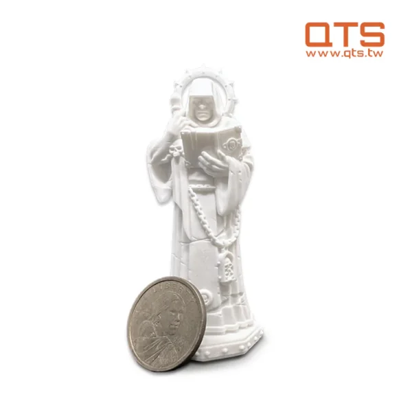 QTS Ceramic-like 100 Resin เป็นเรซินที่สามารถรักษาด้วยรังสียูวีได้ ซึ่งไม่มีสารตัวสร้างภาพ TPO ซึ่งถูกสั่งห้ามโดยสหภาพยุโรป เรซินนี้สามารถใช้งานร่วมกับเครื่องพิมพ์ 3 มิติได้หลากหลาย รวมถึงรุ่น DLP และ LCD สีขาวเซรามิก ทนความร้อนได้ดีเยี่ยม การหดตัวต่ำ และการเสียรูปน้อยที่สุด ชิ้นงานที่พิมพ์จะมีพื้นผิวเรียบเป็นเอกลักษณ์ เหมาะสำหรับการพิมพ์เครื่องเซรามิก แบบจำลองปูนปลาสเตอร์ ขั้วสัญญาณ และวัตถุอื่นๆ ที่เกี่ยวข้อง