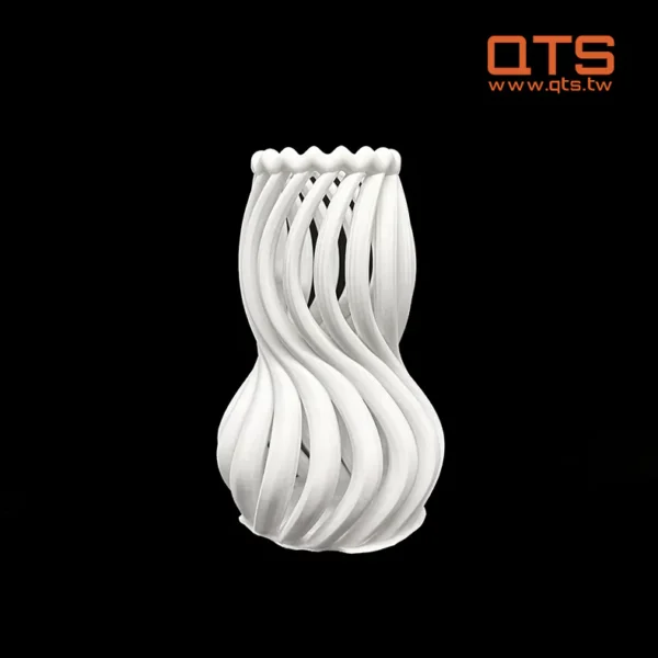 QTS Ceramic-like 100 Resin เป็นเรซินที่สามารถรักษาด้วยรังสียูวีได้ ซึ่งไม่มีสารตัวสร้างภาพ TPO ซึ่งถูกสั่งห้ามโดยสหภาพยุโรป เรซินนี้สามารถใช้งานร่วมกับเครื่องพิมพ์ 3 มิติได้หลากหลาย รวมถึงรุ่น DLP และ LCD สีขาวเซรามิก ทนความร้อนได้ดีเยี่ยม การหดตัวต่ำ และการเสียรูปน้อยที่สุด ชิ้นงานที่พิมพ์จะมีพื้นผิวเรียบเป็นเอกลักษณ์ เหมาะสำหรับการพิมพ์เครื่องเซรามิก แบบจำลองปูนปลาสเตอร์ ขั้วสัญญาณ และวัตถุอื่นๆ ที่เกี่ยวข้อง