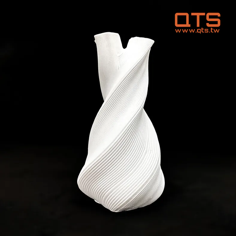 QTS Ceramic-like 100 Resin เป็นเรซินที่สามารถรักษาด้วยรังสียูวีได้ ซึ่งไม่มีสารตัวสร้างภาพ TPO ซึ่งถูกสั่งห้ามโดยสหภาพยุโรป เรซินนี้สามารถใช้งานร่วมกับเครื่องพิมพ์ 3 มิติได้หลากหลาย รวมถึงรุ่น DLP และ LCD สีขาวเซรามิก ทนความร้อนได้ดีเยี่ยม การหดตัวต่ำ และการเสียรูปน้อยที่สุด ชิ้นงานที่พิมพ์จะมีพื้นผิวเรียบเป็นเอกลักษณ์ เหมาะสำหรับการพิมพ์เครื่องเซรามิก แบบจำลองปูนปลาสเตอร์ ขั้วสัญญาณ และวัตถุอื่นๆ ที่เกี่ยวข้อง