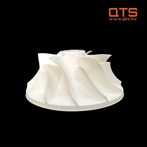 QTS Ceramic-like 100 Resin เป็นเรซินที่สามารถรักษาด้วยรังสียูวีได้ ซึ่งไม่มีสารตัวสร้างภาพ TPO ซึ่งถูกสั่งห้ามโดยสหภาพยุโรป เรซินนี้สามารถใช้งานร่วมกับเครื่องพิมพ์ 3 มิติได้หลากหลาย รวมถึงรุ่น DLP และ LCD สีขาวเซรามิก ทนความร้อนได้ดีเยี่ยม การหดตัวต่ำ และการเสียรูปน้อยที่สุด ชิ้นงานที่พิมพ์จะมีพื้นผิวเรียบเป็นเอกลักษณ์ เหมาะสำหรับการพิมพ์เครื่องเซรามิก แบบจำลองปูนปลาสเตอร์ ขั้วสัญญาณ และวัตถุอื่นๆ ที่เกี่ยวข้อง
