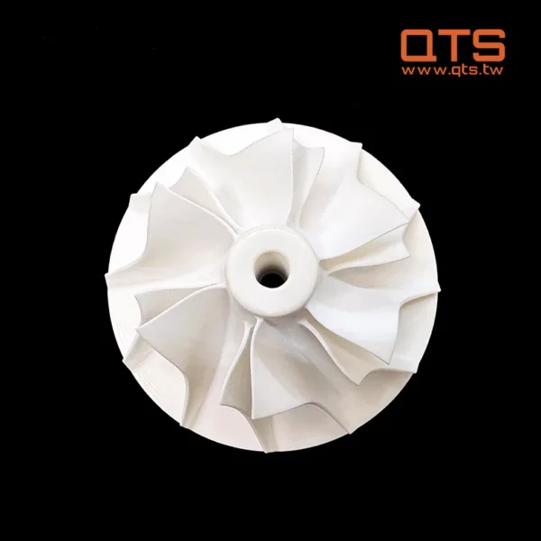 QTS Ceramic-like 100 Resin เป็นเรซินที่สามารถรักษาด้วยรังสียูวีได้ ซึ่งไม่มีสารตัวสร้างภาพ TPO ซึ่งถูกสั่งห้ามโดยสหภาพยุโรป เรซินนี้สามารถใช้งานร่วมกับเครื่องพิมพ์ 3 มิติได้หลากหลาย รวมถึงรุ่น DLP และ LCD สีขาวเซรามิก ทนความร้อนได้ดีเยี่ยม การหดตัวต่ำ และการเสียรูปน้อยที่สุด ชิ้นงานที่พิมพ์จะมีพื้นผิวเรียบเป็นเอกลักษณ์ เหมาะสำหรับการพิมพ์เครื่องเซรามิก แบบจำลองปูนปลาสเตอร์ ขั้วสัญญาณ และวัตถุอื่นๆ ที่เกี่ยวข้อง