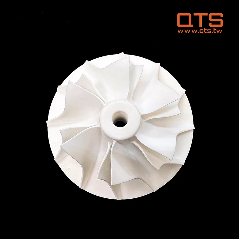 QTS Ceramic-like 100 Resin เป็นเรซินที่สามารถรักษาด้วยรังสียูวีได้ ซึ่งไม่มีสารตัวสร้างภาพ TPO ซึ่งถูกสั่งห้ามโดยสหภาพยุโรป เรซินนี้สามารถใช้งานร่วมกับเครื่องพิมพ์ 3 มิติได้หลากหลาย รวมถึงรุ่น DLP และ LCD สีขาวเซรามิก ทนความร้อนได้ดีเยี่ยม การหดตัวต่ำ และการเสียรูปน้อยที่สุด ชิ้นงานที่พิมพ์จะมีพื้นผิวเรียบเป็นเอกลักษณ์ เหมาะสำหรับการพิมพ์เครื่องเซรามิก แบบจำลองปูนปลาสเตอร์ ขั้วสัญญาณ และวัตถุอื่นๆ ที่เกี่ยวข้อง