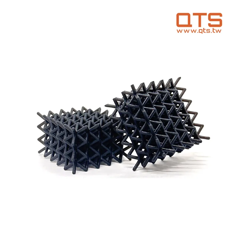 เรซินแบบอ่อน QTS Flex 68A เป็นเรซินที่รักษาด้วยรังสียูวีได้ วัสดุคล้ายยางมีความยืดหยุ่นสูงและเหมาะสำหรับวัตถุหรือส่วนประกอบที่มีวัสดุหลายชนิดที่ต้องโค้งงอ บีบอัด จำลองการสัมผัสที่ยืดหยุ่น และเป็นไปตามหลักสรีรศาสตร์