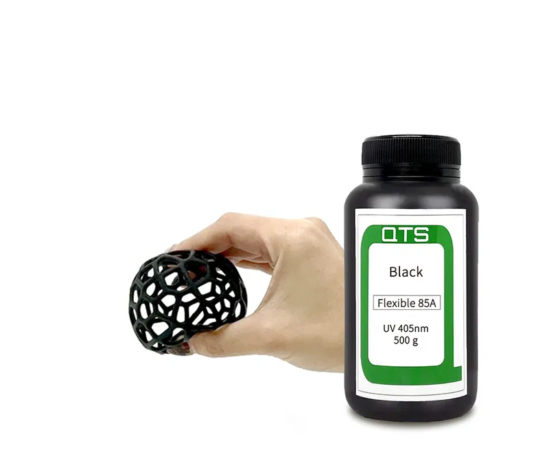 เรซินแบบอ่อน QTS Flex 85A เป็นเรซินที่รักษาด้วยรังสียูวีได้ วัสดุคล้ายยางมีความยืดหยุ่นสูงและเหมาะสำหรับวัตถุหรือส่วนประกอบที่มีวัสดุหลายชนิดที่ต้องโค้งงอ บีบอัด จำลองการสัมผัสที่ยืดหยุ่น และเป็นไปตามหลักสรีรศาสตร์