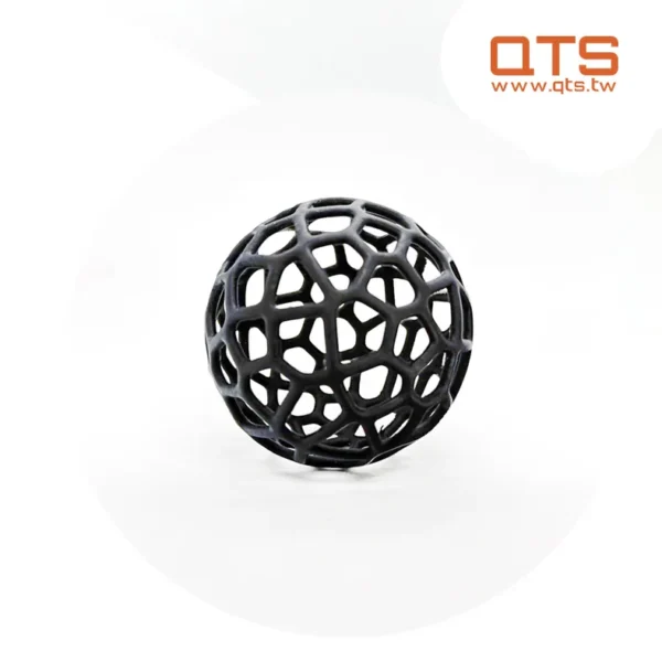 เรซินแบบอ่อน QTS Flex 85A เป็นเรซินที่รักษาด้วยรังสียูวีได้ วัสดุคล้ายยางมีความยืดหยุ่นสูงและเหมาะสำหรับวัตถุหรือส่วนประกอบที่มีวัสดุหลายชนิดที่ต้องโค้งงอ บีบอัด จำลองการสัมผัสที่ยืดหยุ่น และเป็นไปตามหลักสรีรศาสตร์