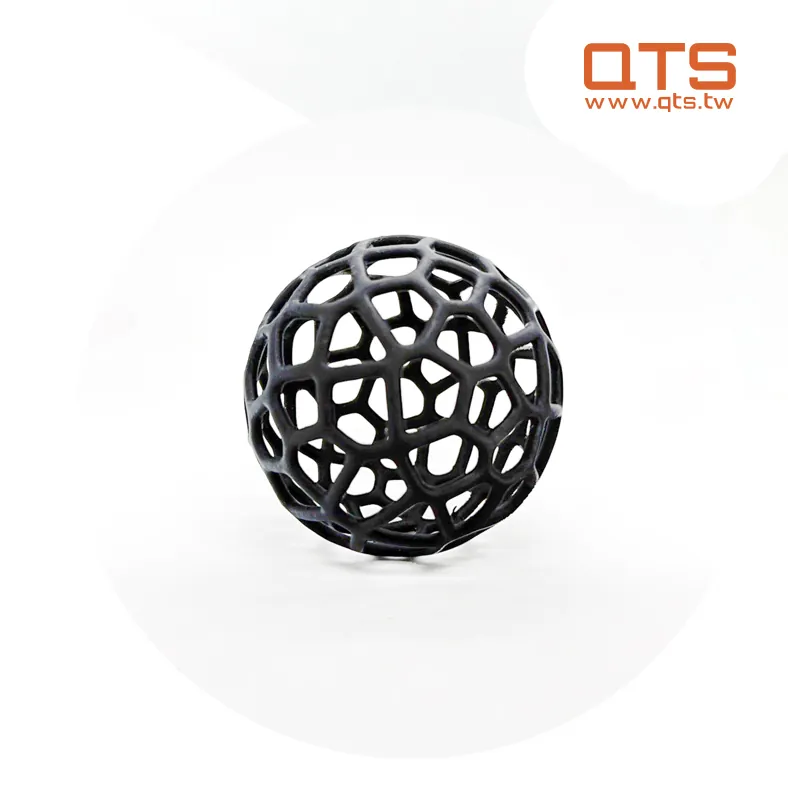 เรซินแบบอ่อน QTS Flex 85A เป็นเรซินที่รักษาด้วยรังสียูวีได้ วัสดุคล้ายยางมีความยืดหยุ่นสูงและเหมาะสำหรับวัตถุหรือส่วนประกอบที่มีวัสดุหลายชนิดที่ต้องโค้งงอ บีบอัด จำลองการสัมผัสที่ยืดหยุ่น และเป็นไปตามหลักสรีรศาสตร์