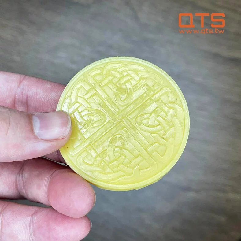 เรซิ่นสำหรับ 3D Printer ออกแบบมาสำหรับการใช้งานทางวิศวกรรม เหมาะอย่างยิ่งสำหรับการพิมพ์ต้นแบบที่มีรายละเอียด การทดสอบผลิตภัณฑ์ การตรวจสอบโครงสร้าง โดยมีคลื่นแสง 385-405 nm ซึ่งเหมาะกับเครื่องพิมพ์ทั่วไป SLA, DLP, MSLA (LCD Resin Printer)