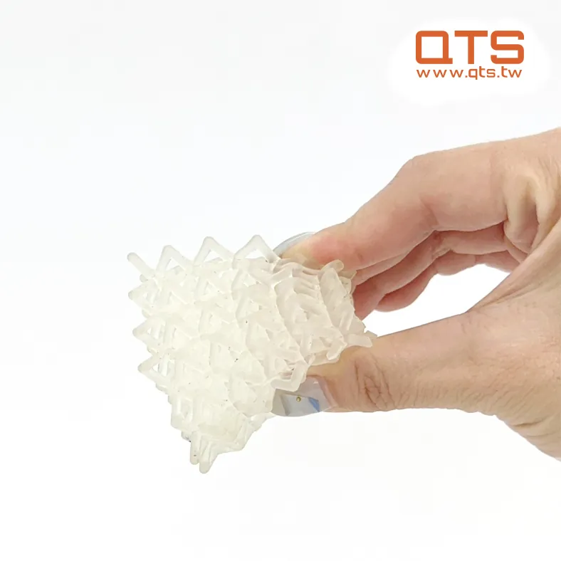 QTS Flex 57A สร้างชิ้นส่วนที่มีลักษณะคล้ายยางและ TPU ที่มีความยืดหยุ่นสูงและมีกลิ่นต่ำ เพื่อตอบสนองความต้องการด้านความยืดหยุ่นที่ดีเยี่ยม เหมาะสำหรับการใช้งาน เช่น พื้นรองเท้าหรือชิ้นส่วนที่ยืดหยุ่น