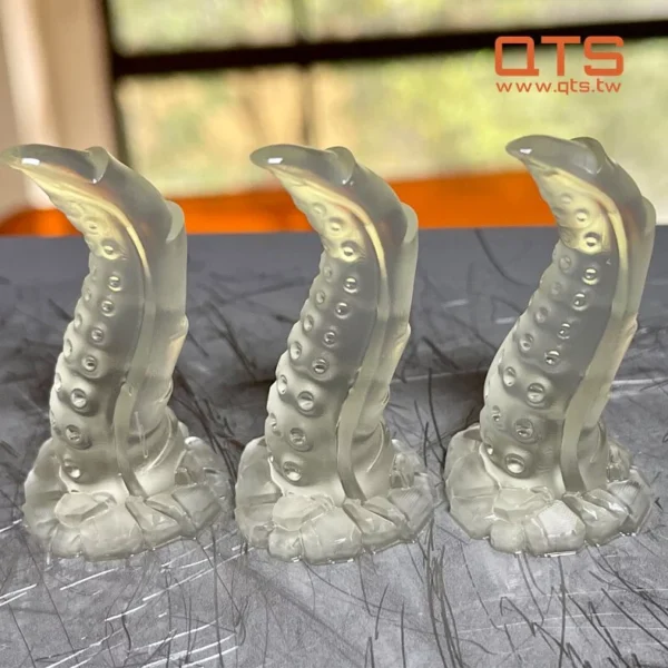 QTS Flex 57A สร้างชิ้นส่วนที่มีลักษณะคล้ายยางและ TPU ที่มีความยืดหยุ่นสูงและมีกลิ่นต่ำ เพื่อตอบสนองความต้องการด้านความยืดหยุ่นที่ดีเยี่ยม เหมาะสำหรับการใช้งาน เช่น พื้นรองเท้าหรือชิ้นส่วนที่ยืดหยุ่น