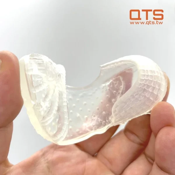 QTS Flex 57A สร้างชิ้นส่วนที่มีลักษณะคล้ายยางและ TPU ที่มีความยืดหยุ่นสูงและมีกลิ่นต่ำ เพื่อตอบสนองความต้องการด้านความยืดหยุ่นที่ดีเยี่ยม เหมาะสำหรับการใช้งาน เช่น พื้นรองเท้าหรือชิ้นส่วนที่ยืดหยุ่น