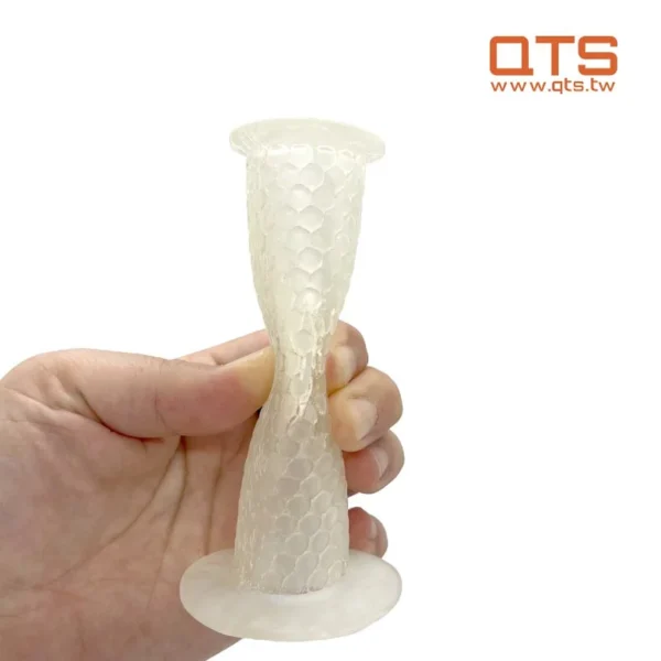 QTS Flex 57A สร้างชิ้นส่วนที่มีลักษณะคล้ายยางและ TPU ที่มีความยืดหยุ่นสูงและมีกลิ่นต่ำ เพื่อตอบสนองความต้องการด้านความยืดหยุ่นที่ดีเยี่ยม เหมาะสำหรับการใช้งาน เช่น พื้นรองเท้าหรือชิ้นส่วนที่ยืดหยุ่น