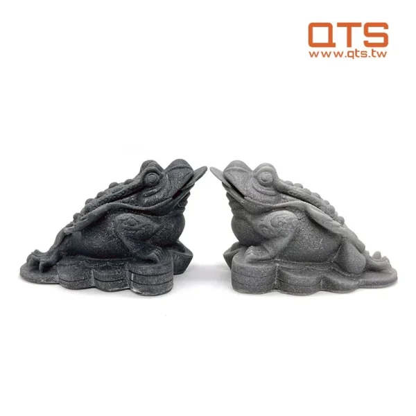 QTS Stone เป็นเรซินที่รักษาด้วยรังสียูวีได้ ซึ่งเหมาะสำหรับอุปกรณ์การขึ้นรูป 3 มิติที่มีความยาวคลื่น 395~405 นาโนเมตร เรซินนี้สามารถใช้งานร่วมกับเครื่องพิมพ์ 3 มิติ