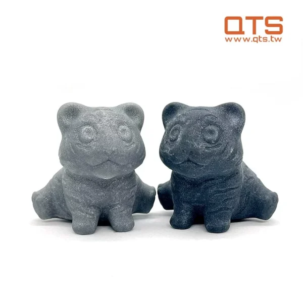 QTS Stone เป็นเรซินที่รักษาด้วยรังสียูวีได้ ซึ่งเหมาะสำหรับอุปกรณ์การขึ้นรูป 3 มิติที่มีความยาวคลื่น 395~405 นาโนเมตร เรซินนี้สามารถใช้งานร่วมกับเครื่องพิมพ์ 3 มิติ
